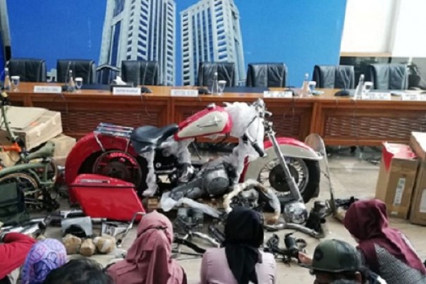 Sepeda motor Harley Davidson yang disita dari Kementerian Keuangan. Foto: int 