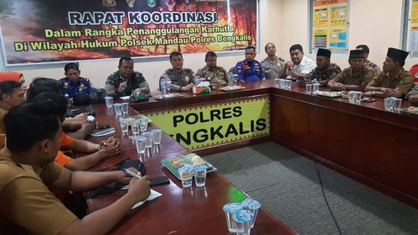 Kepolisian sektor Polsek Mandau melakukan rapat koordinasi bersama Camat Mandau, BPBD Kabupaten Bengkalis, Damkar, MPA dan Menggali Agni dan Lurah (foto/Hari)