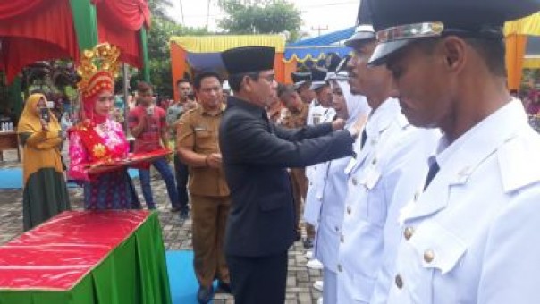Bupati Kabupaten Kuantan Singingi, Drs Mursini, MSi melantik sebanyak 6 Kepala Desa (foto/Zar)
