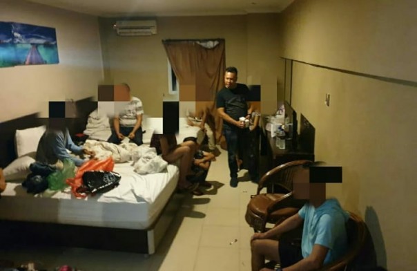 Diduga habis melakukan pesta narkoba di dalam kamar hotel, enam pasang muda-mudi diciduk oleh tim opsnal Polsek Tenayan Raya (foto/amri)