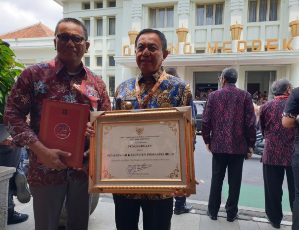 Untuk yang keempat kalinya Pemerintah Kabupaten (Pemkab) Indragiri Hilir (Inhil) menerima penghargaan sebagai daerah peduli Hak Azasi Manusia (foto/Rgo)