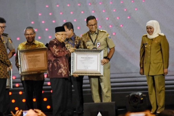 Gubernur DKI Jakarta, Anies Baswedan menerima penghargaan kepala daerah bebas korupsi