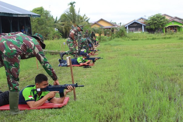 Kepala Bea dan Cukai Kabupaten Indragiri Hilir (Inhil) bersama 31 orang anggotanya melaksanakan latihan menembak (foto/Rgo)