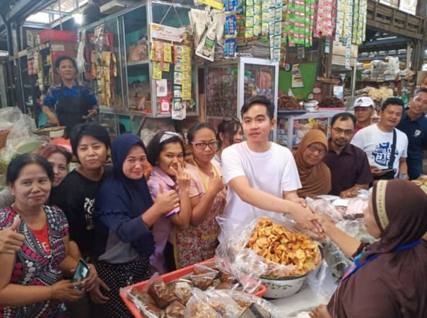 Gibran Rakabuming Saat menginjingi salah satu Pasar Tradisional di Solo. (Foto:@gibran_rakabuming)