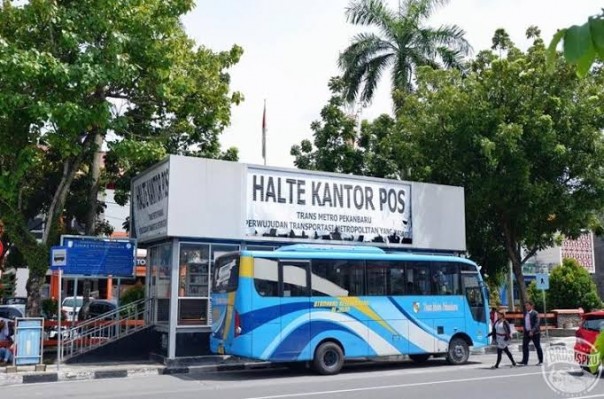 Bus Transmetro Pekanbaru saat berhenti di salah satu halte di Pekanbaru. (R24/Int)