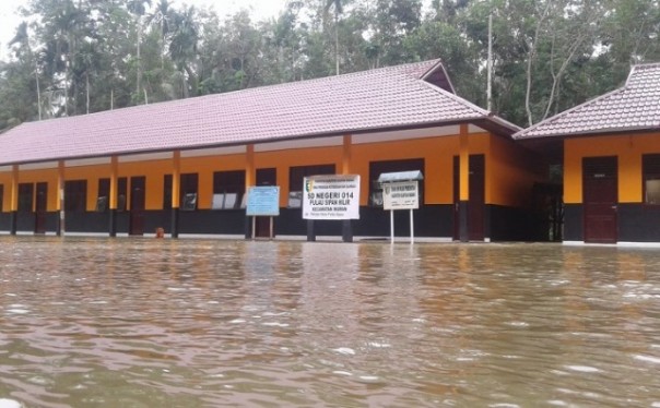 Salah satu sekolah di Kuansing yang tampak terendam banjir. Foto: int 