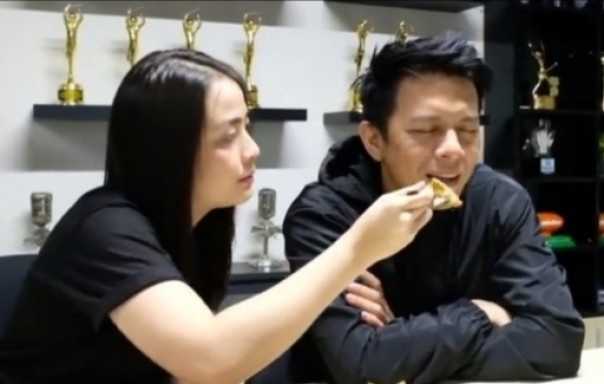 Mantan Baim Wong, VJ Laissti suapi Aril Noah di salah satu video di Youtube Channelnya (foto/int)