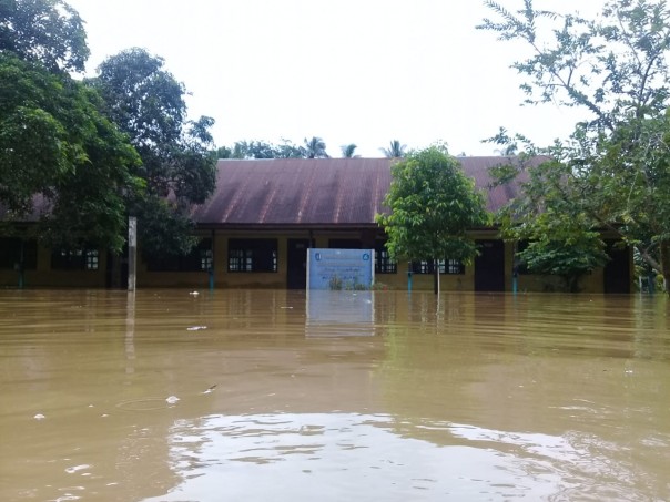 Sekolah di Kuantan Singingi terendam banjir, siswa gagal ujian semester ganjil (foto/Zar)