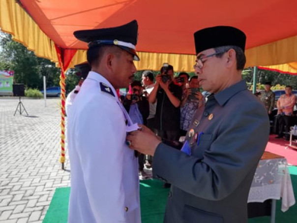 Bupati Kabupaten Kuantan Singingi, Drs Mursini, M.Si melantik sebanyak empat Kepala Desa baru di Kecamatan Sentajo Raya (foto/Zar)