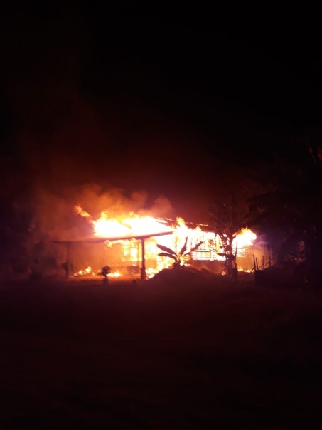 Satu rumah terbakar di Rupat Utara (foto/Hari)