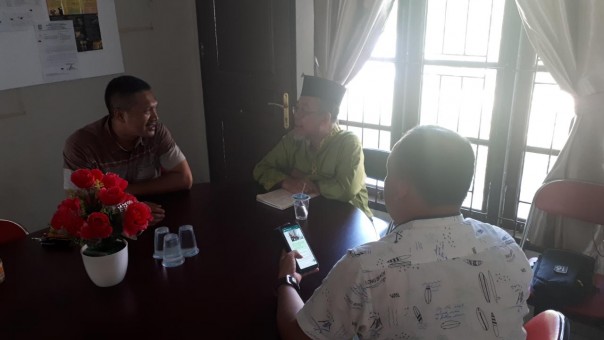 Ketua Majelis Ulama Indonesia Kabupaten Siak,  KH Sofwan Saleh diskusi bersama wartawan (foto/Lin)