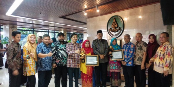 Dua Sekolah Menengah Pertama Negeri di Kabupaten Siak,  masing - masing  SMPN 1 Mempura dan SMPN 5 Kandis, menerima penghargaan Adiwiyata Mandiri Tahun 2019 (foto/Lin)