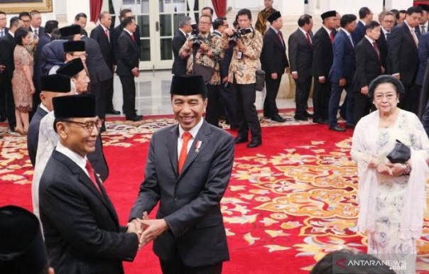 Presiden Joko Widodo berjabat tangan dengan Wiranto saat pelantikan Watimpres (R24/int)