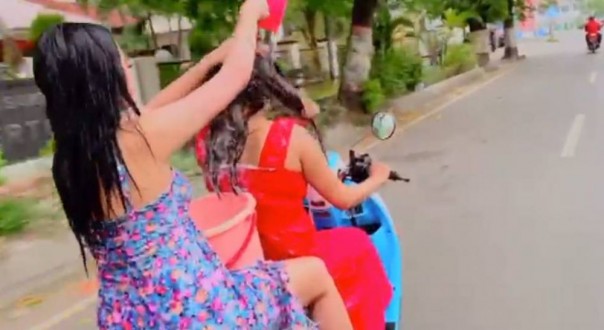 Viral, Video Dua Wanita Seksi Keramas di Jalanan Mojokerjo  Sambil Naik Motor