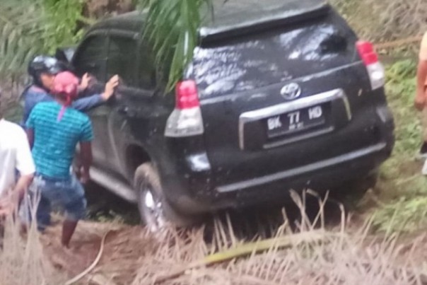 Dalam mobil ini, jasad hakim di PN Medan terbujur tanpa nyawa. Foto: int 