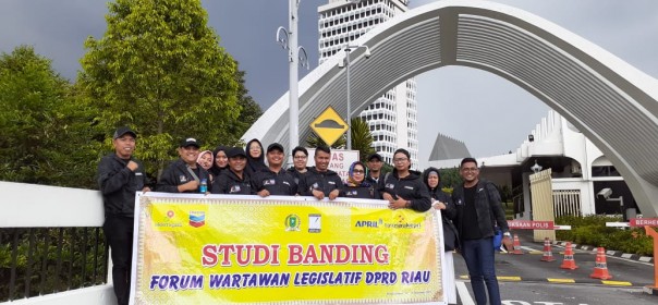 FWL DPRD Riau berfoto di depan kantor Parlemen Malaysia