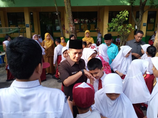 Wakil Ketua DPRD Kota Pekanbaru, Tengku Azwendi Fajri saat moment bersalaman dengan murid SDN 114 Pekanbaru. (R24/put)