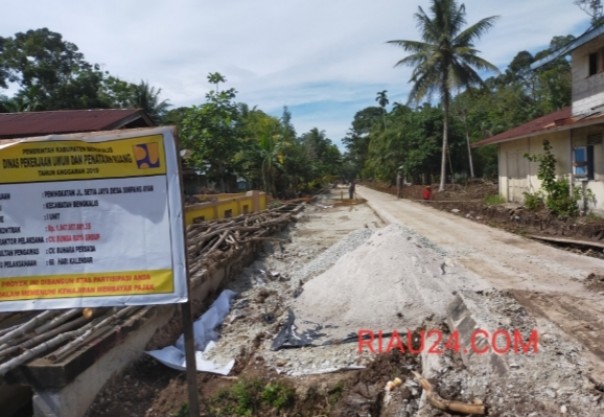 Pekerjaan Proyek peningkatan Jalan Setia Jaya Desa Simpang Ayam, Kecamatan Bengkalis, Kabupaten Bengkalis diduga asal jadi (foto/Hari)