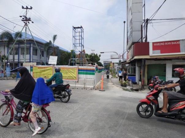 Keberadaan Proyek IPAL disalah satu ruas jalan di Kota Pekanbaru yang menutup jalan. (R24/put)