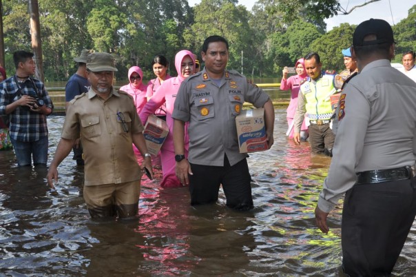Warga terdampak banjir di Kelurahan Langgam Kecamatan Langgam sudah selama 3 hari (foto/Ardi)