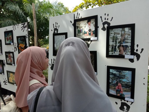 Mahasiswa jurusan Broadcasting dan Jurnalistik UIN Suska Riau gemar pameran fotografi (foto/ist)