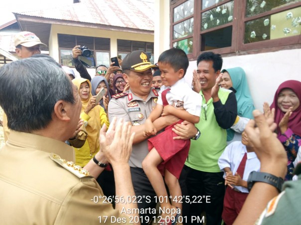 Gubernur Riau Syamsuar dan Kapolda Riau Agung Setya kunjungi warga terdampak banjir (foto/Zar)