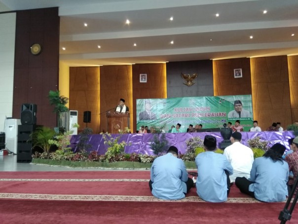 Gus Ghofur, sapaan putra dari Almarhum KH Maimun Zubair (Mbah Maimun), di depan ratusan mahasiswa Universitas Riau (UNRI), Rabu, 18 Desember 2019, di Auditorium Sutan Balia FISIP (foto/Ist)