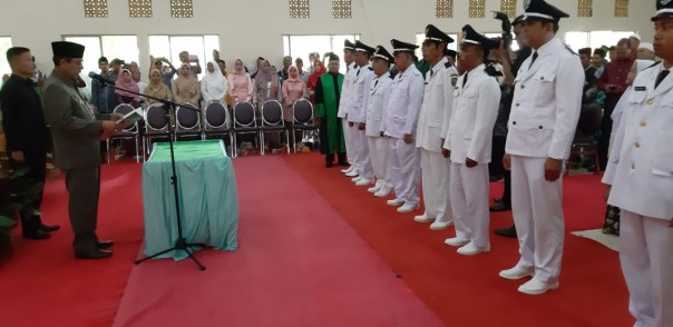 Bupati Kuantan Singingi, Drs Mursini, M.Si melantik sebanyak delapan orang Kepala Desa se Kecamatan Pangean (foto/Zar)