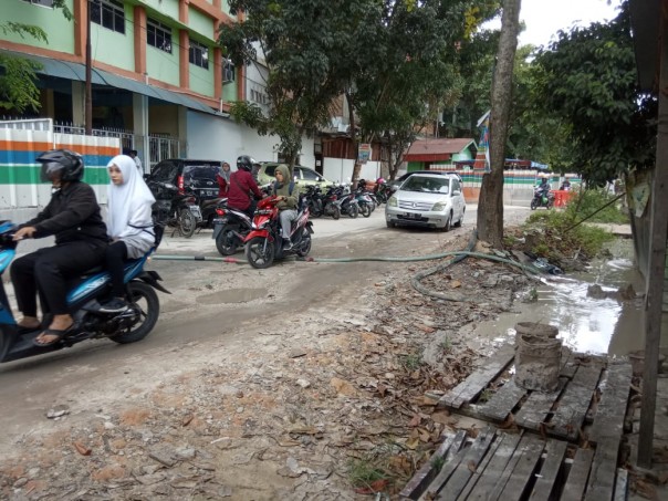 Penampakan limbah lumpur bekas galian IPAL di Jalan Kasuari. (R24/put)