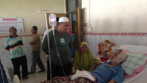 Bupati Inhu Yopi Arianto menjenguk warga di rumah sakit (foto/ist)