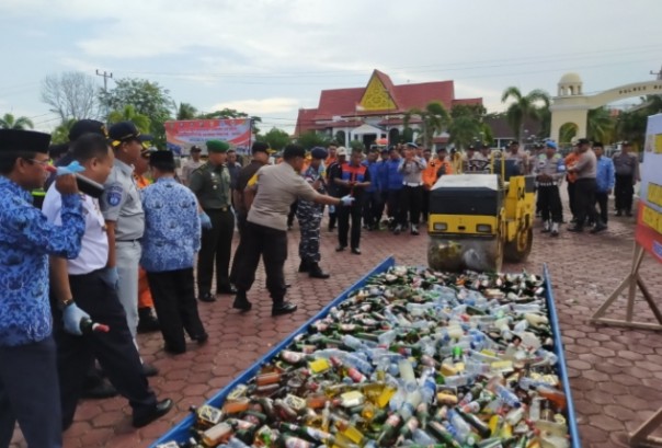 Kepolisian Polres Kabupaten Bengkalis musnahkan barang bukti ribuan botol minuman keras (Miras) dengan cara dilindas (foto/Hari)