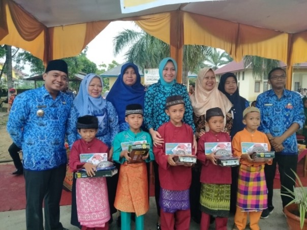 Luar biasa, sebanyak 1.060 anak kurang mampu dari 14 kecamatan yang ada di Kabupaten Indragiri Hulu (Inhu), Riau mengikuti sunat massal (foto/ist)