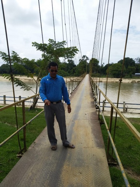 Akibat banjir jembatan gantung Singingi nyaris Putus (foto/Zar)