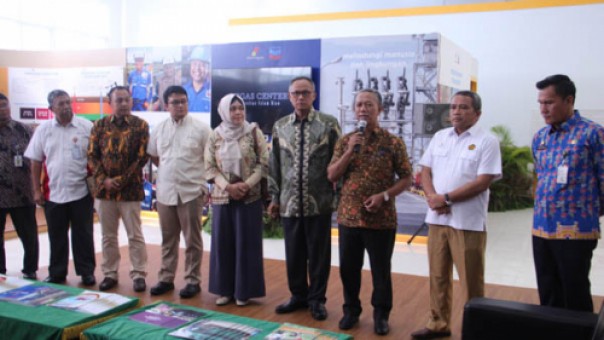 Rektor Universitas Islam Riau Prof Dr. H. Syafrinaldi, SH. MCL memberikan penjelasan mengenai pembangunan Migas Center di Gedung   Kantor Bersama Lantai 2.