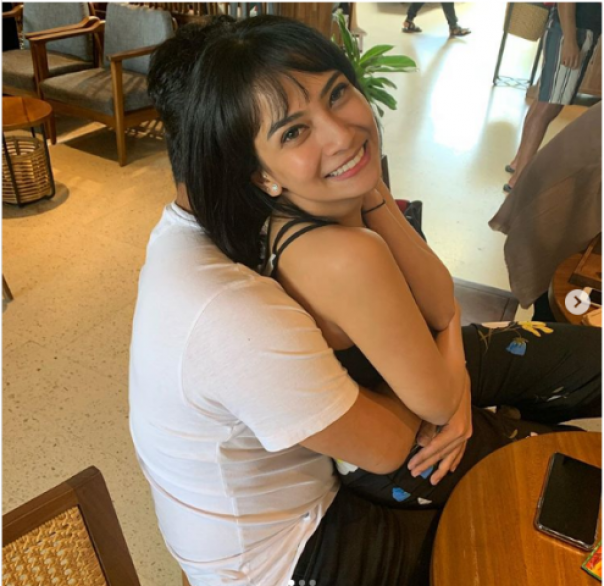 Vanessa  Angel sedang dipangku pria yang disebut-sebut suaminya, keduanya dikabarkan tengah berlibur di Bali. Foto: int 