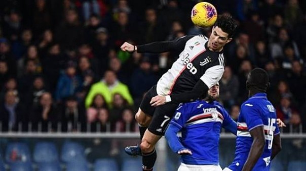 Ronaldo membuat lompatan tinggi saat mencetak gol ke gawang Sampdoria. Foto: int 