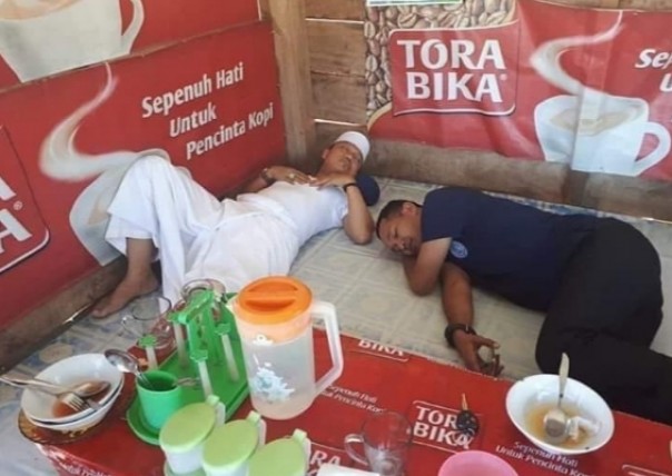 Ustadz Das'ad Latif tertidur di warung (foto/int)