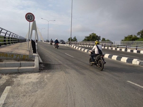 Kondisi terkini Jembatan Siak IV yang konstruksinya mulai berubah. (R24/put)