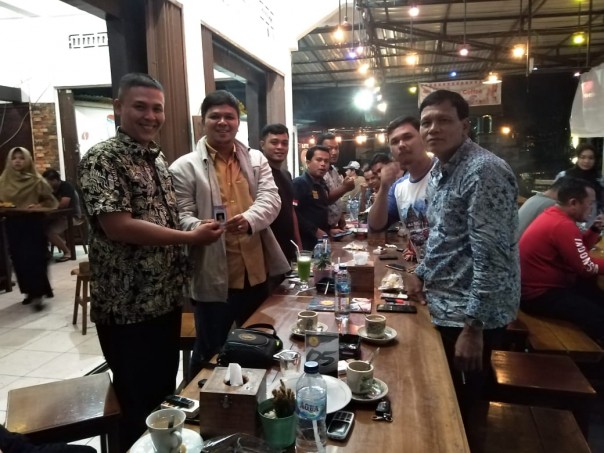 Ketua Purna Paskibra Riau, Toni Werdiansyah  menyerahkan Kartu Anggota Purna Paskibra Riau, yang sekaligus mendaulat Ketua DPRD Kuansing Andi Putra sebagai Majelis Pertimbangan Organisasi (foto/zar)
