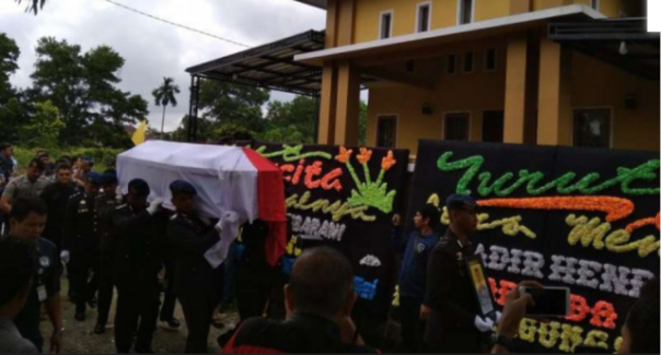 Jenazah anggota Brimobda Riau Brigadir Hendra Saut Sibarani saat tiba di rumah duka. Foto: int 