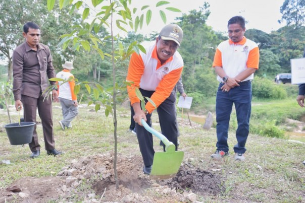 Dinas Lingkungan Hidup dan Kehutanan Propinsi Riau menyelenggarakan acara Gerakan Nasional Pemulihan Daerah Aliran Sungai (DAS) di TAHURA Sultan Syarif Hasyim Kecamatan Minas (foto/int)