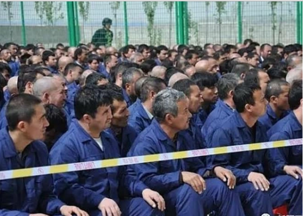 Muslim Uighur yang ditahan di penjara di Provinsi Xinjiang, China, yang banyak beredar di dunia maya. Kebijakan China terhadap Uighur telah melahirkan kecaman dari banyak negara di dunia, meski China kerap membantahnya. Foto: int 