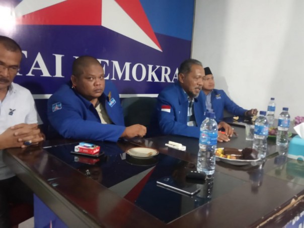 Sebanyak 8 orang bakal calon (Balon) Bupati dan Wakil Bupati Bengkalis menyerahkan berkas ke Partai Demokrat (foto/Hari)