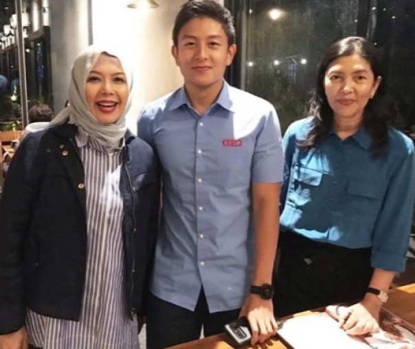 Istri Sandiaga Uno, Nurasia bersama pebalap Rio Haryanto dan ibunya (foto/int)