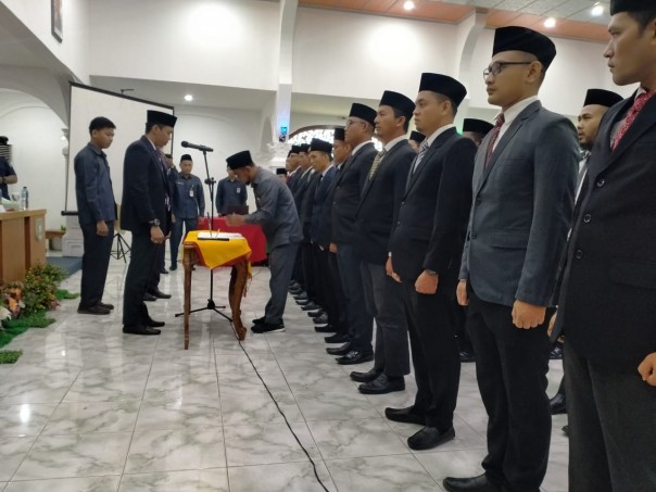 Ketua Bawaslu Kabupaten Bengkalis Mukhlisin menyampaikan kepada 33 anggota panwascam yang baru saja diambil sumpah dan pelantikan untuk mampu bekerjasama dengan baik (foto/Hari)