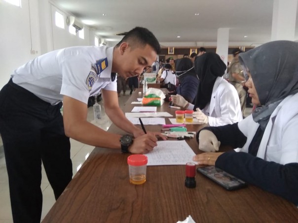 Pegawai Dinas Perhubungan (Dishub) Riau melakukan tes urin yang berlangsung di kantor Satpol PP Riau