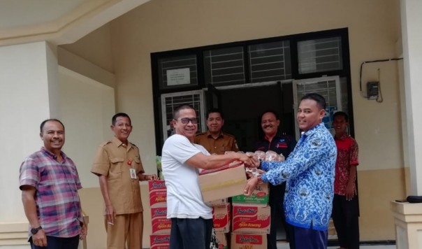 Bantuan sembako untuk warga korban banjir yang melanda Wilayah Kabupaten Kuantan Singingi (foto/Zar)