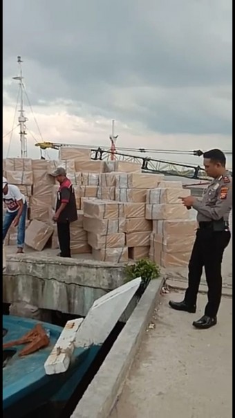 Polres Indragiri Hilir (Inhil) berhasil mengamankan kapal bermuatan ratusan kardus rokok ilegal asal Batam, Kepulauan Riau, di Sungai Parit 3, Kelurahan Pulau Kijang, Kecamatan Reteh, Inhil (foto/Rgo)