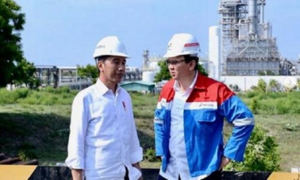 Presiden Jokowi tengah berbincang dengan Ahok, yang kini memiliki dua jabatan di PT Pertamina. Foto: int 