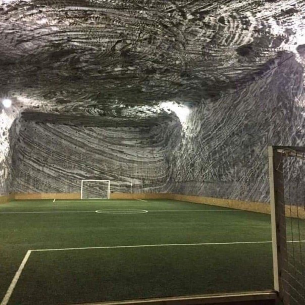 Ajaib,  Lapangan Sepak Bola Di Rumania Ini Terletak 30 Meter Di Bawah Tanah  